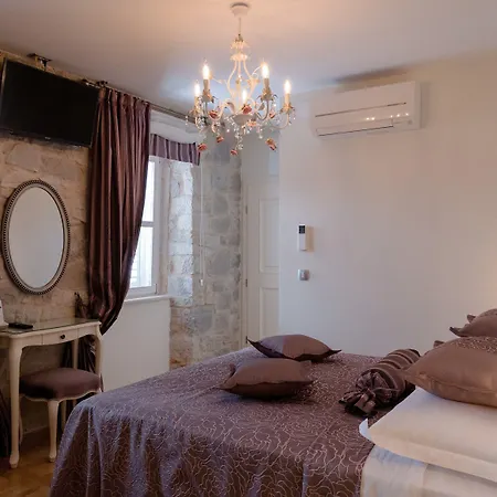 Gothic Palace Heritage בית הארחה