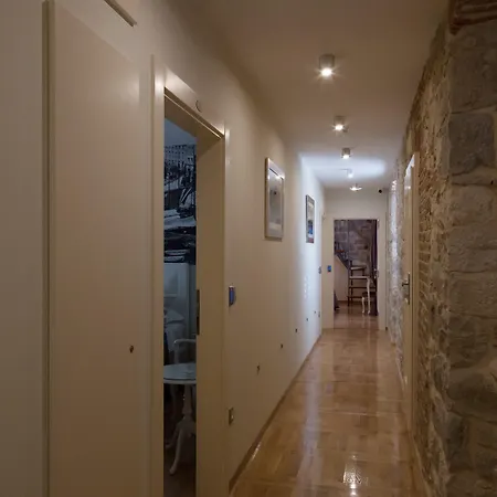 Gothic Palace Heritage Gostinjska kuća 4*