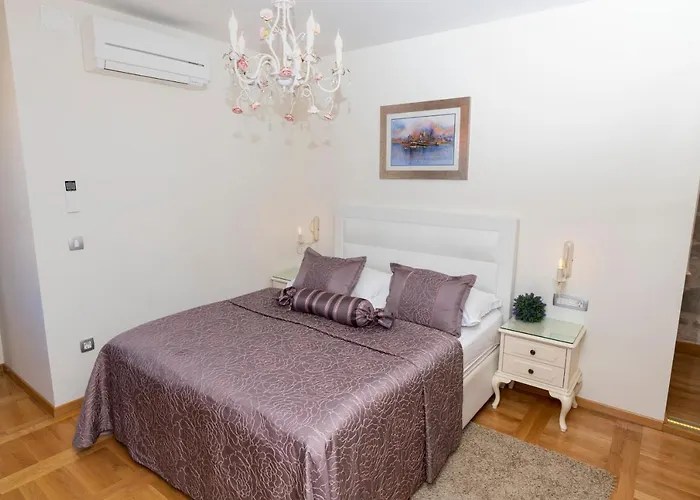 Gothic Palace Heritage Πανσιόν Σπλιτ