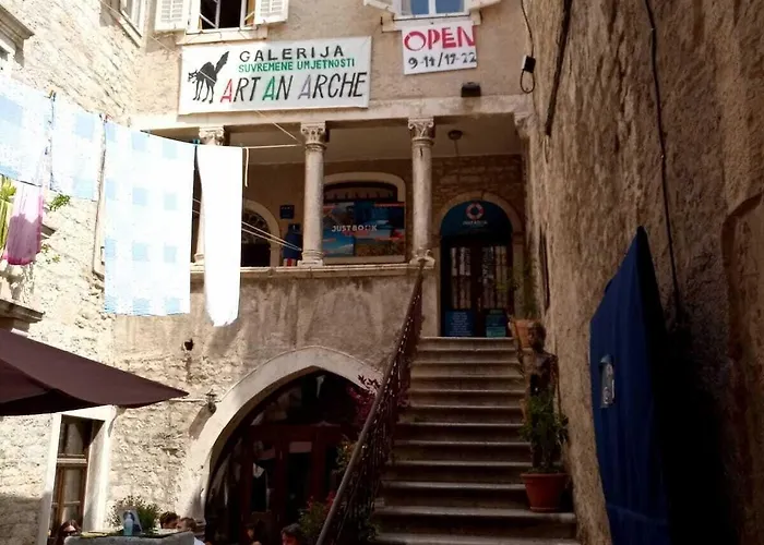 Πανσιόν Gothic Palace Heritage 4*